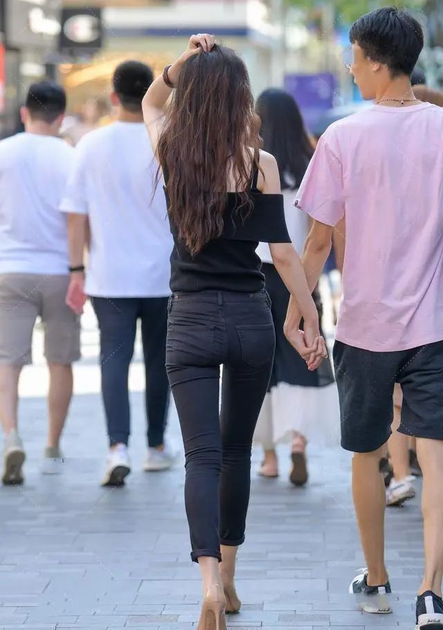 黑色的七分裤搭配黑色的上衣彰显女性魅力同时也很显眼