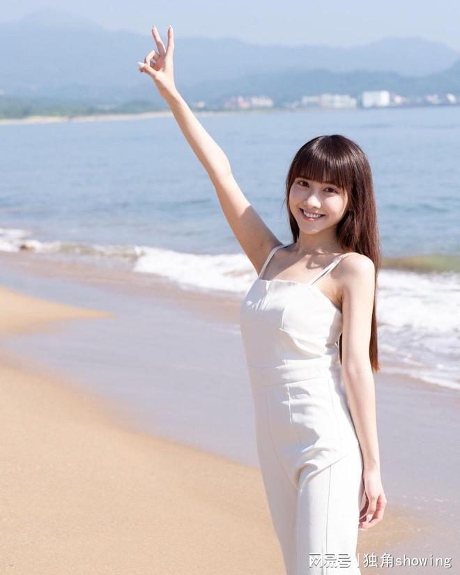 白色吊带连体裤太美了绝美穿搭称完美