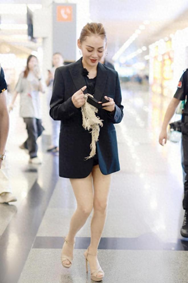 53岁宁静又带火了这种穿法：长西装+超短裙下衣失踪时髦又撩人