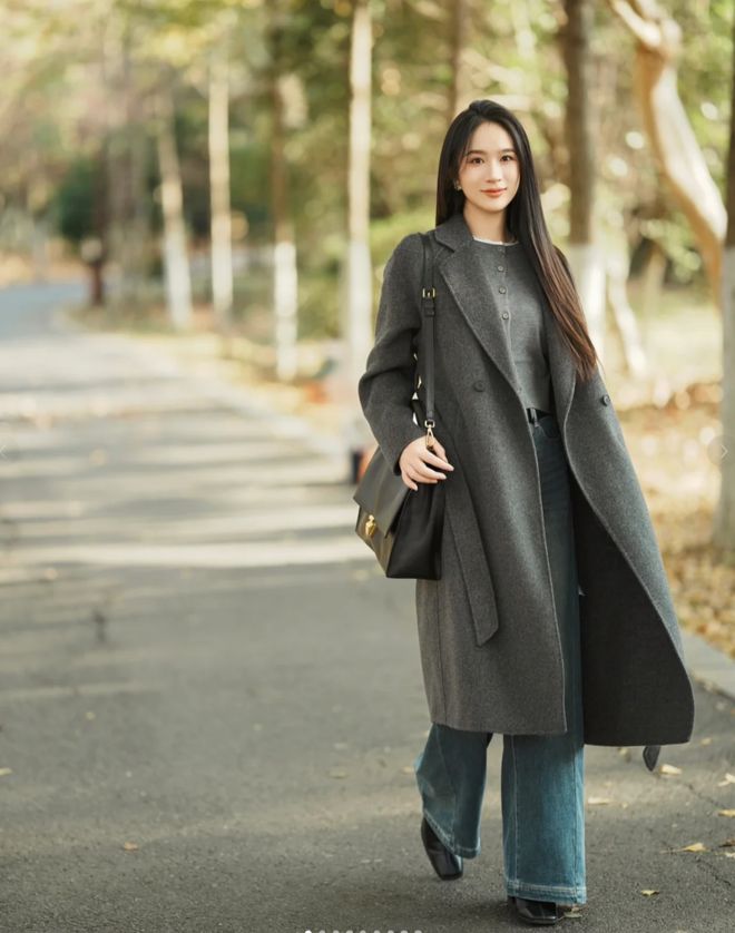 今年秋冬“牛仔裤+短靴”又火了这么穿时髦又高级！